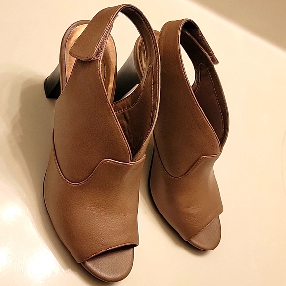LIKE NEW*** Life Stride Ciara Heels Size 8 1/2 - Picture 1 of 7